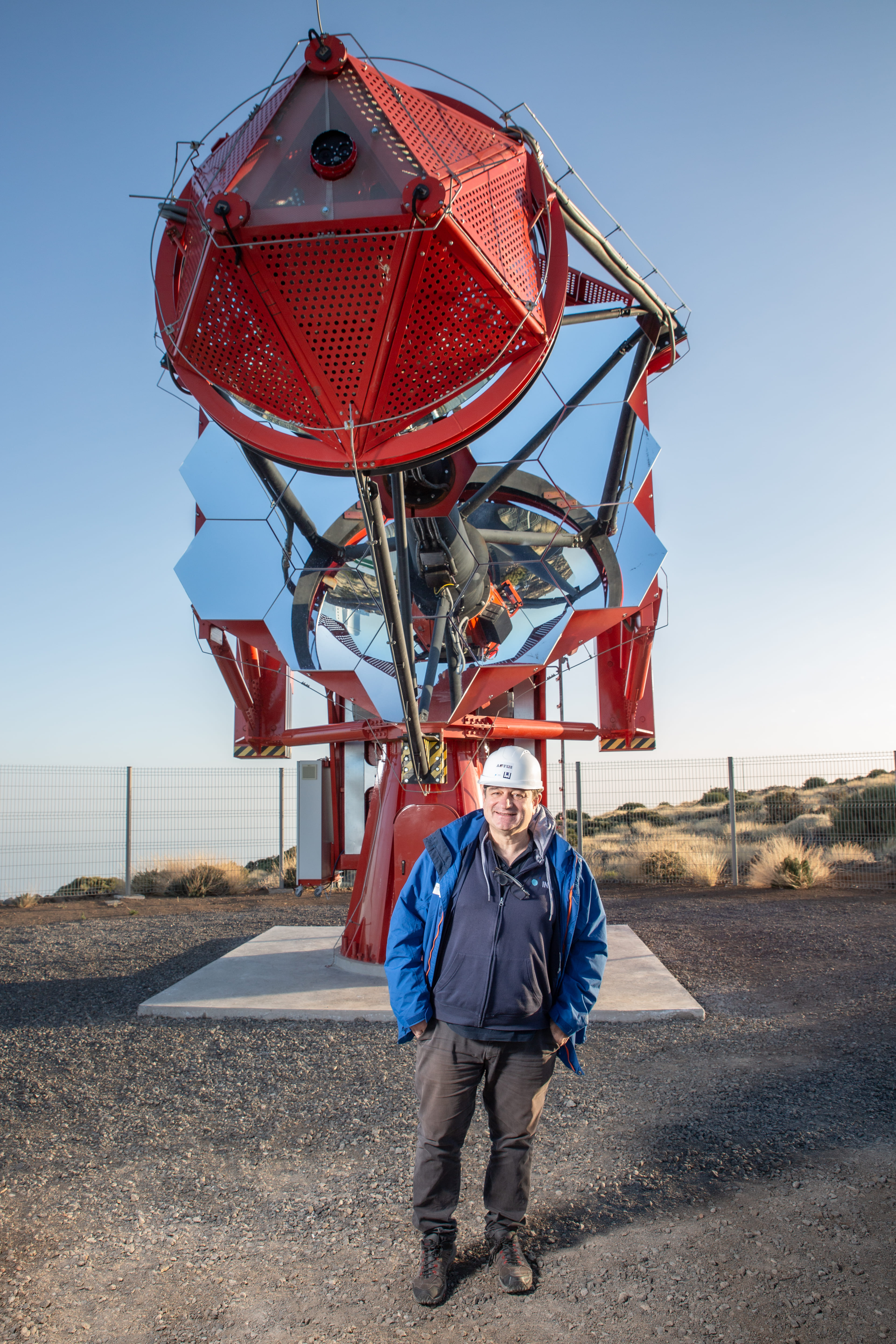 Il PI, Giovanni Pareschi, con il telescopio ASTRI-1