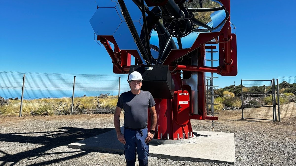 Fulvio Gianotti in piedi davanti al telescopio ASTRI-1 sulla piana del Teide.