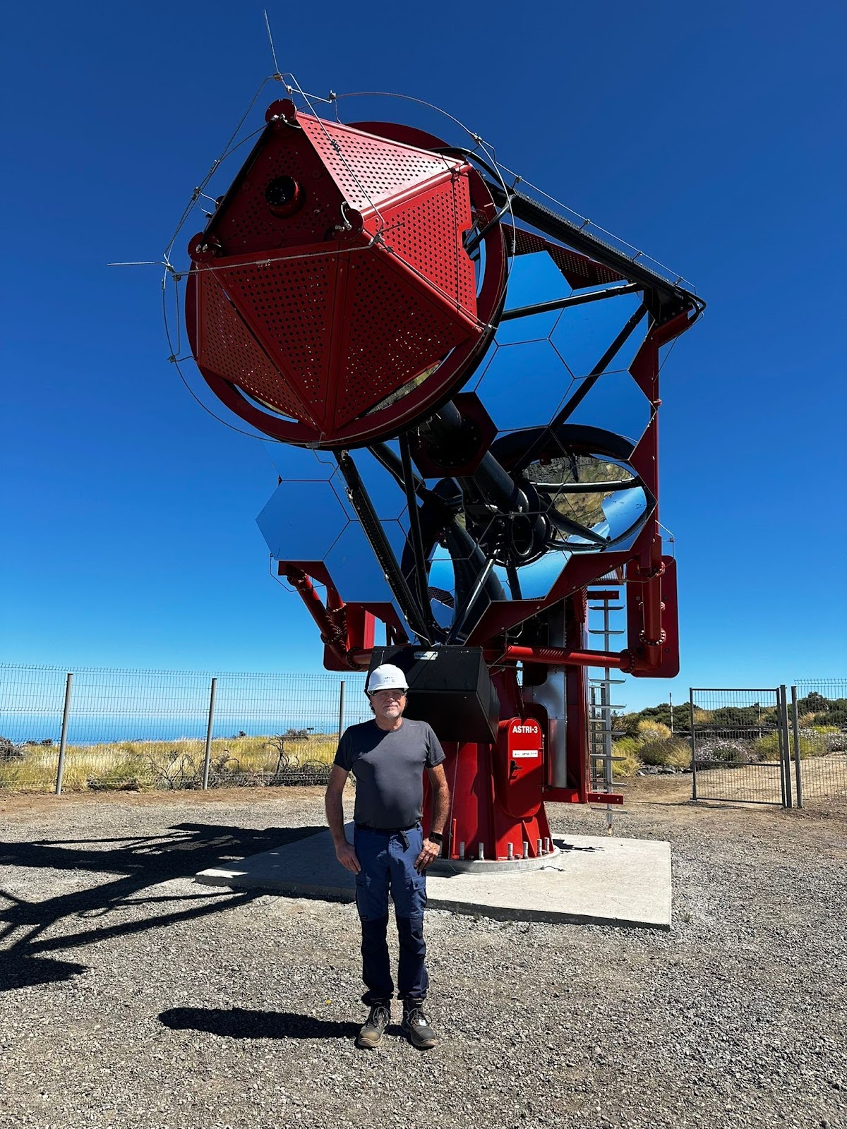 Fulvio Gianotti in piedi davanti al telescopio ASTRI-1 sulla piana del Teide.