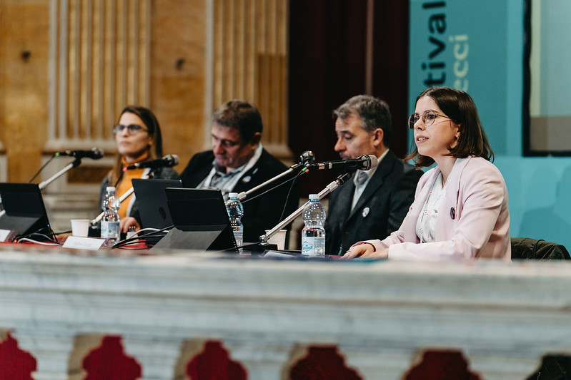 Conferenza_Genova_SalaMinore Foto delle relatrici e dei relatori durante la conferenza del Festival della Scienza di Genova 2025.