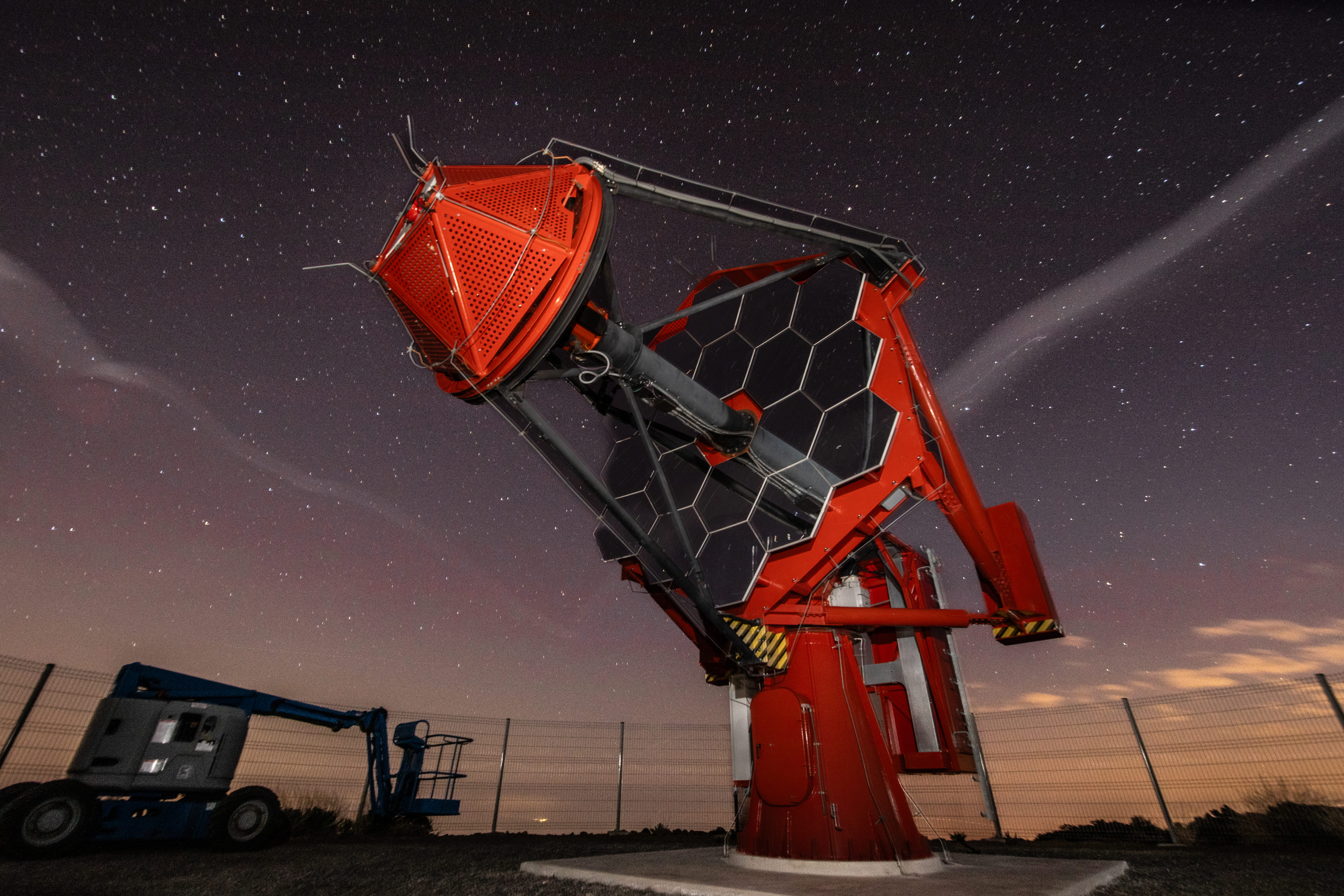 Il telescopio ASTRI-1 di notte con cielo stellato