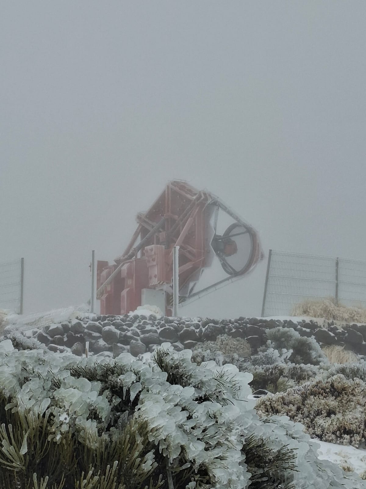 Il telescopio ASTRI-1 ricoperto di neve e ghiaccio. Il telescopio ASTRI-1 ricoperto di neve e ghiaccio.